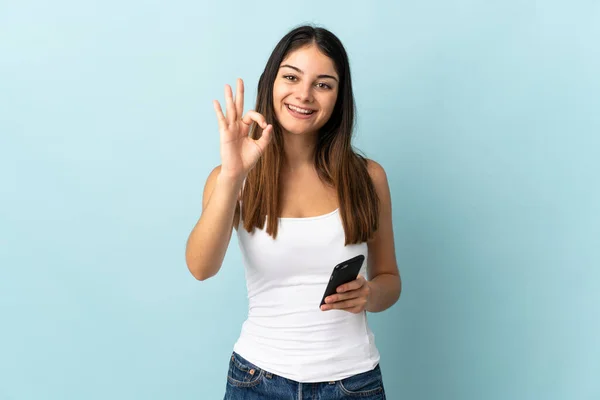 Giovane Donna Caucasica Utilizzando Telefono Cellulare Isolato Sfondo Blu Mostrando — Foto Stock