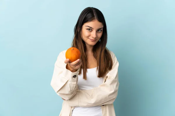 Ung Kaukasisk Kvinna Isolerad Blå Bakgrund Håller Orange — Stockfoto