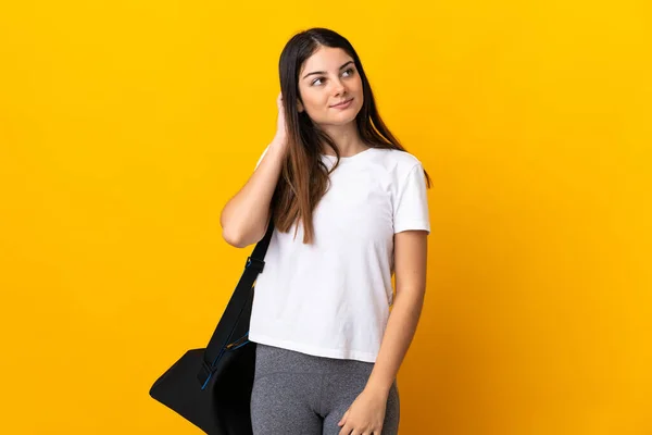 Young Sport Woman Sport Bag Isolated Yellow Background Thinking Idea — Fotografia de Stock