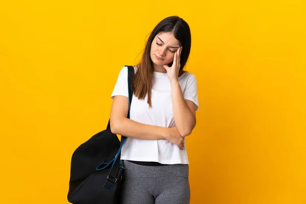 Giovane Donna Sportiva Con Borsa Sportiva Isolata Sfondo Giallo Con — Foto Stock