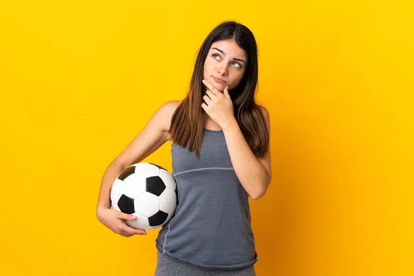 Giovane Giocatore Calcio Donna Isolato Sfondo Giallo Avendo Dubbi — Foto Stock