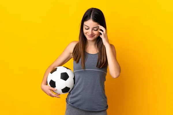 Junge Fußballerin Auf Gelbem Hintergrund Lacht — Stockfoto