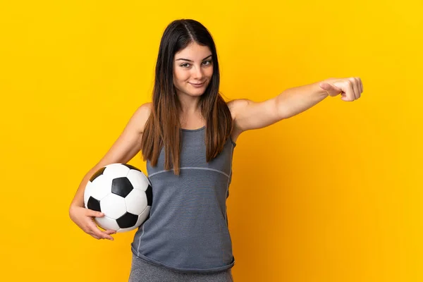 若いですサッカー選手女性孤立しました上の黄色の背景与えます親指アップジェスチャー — ストック写真