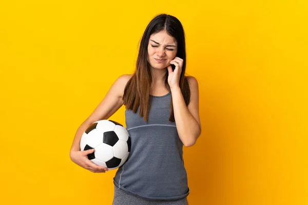 Jovem Jogador Futebol Mulher Isolada Fundo Amarelo Frustrado Cobrindo Orelhas — Fotografia de Stock