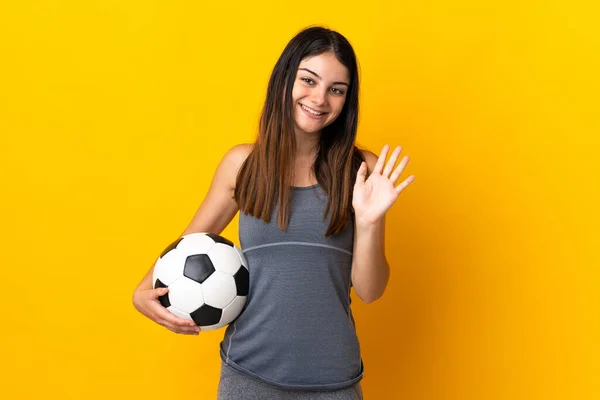 Молода Жінка Футболістка Ізольована Жовтому Фоні Рукою Щасливим Виразом — стокове фото