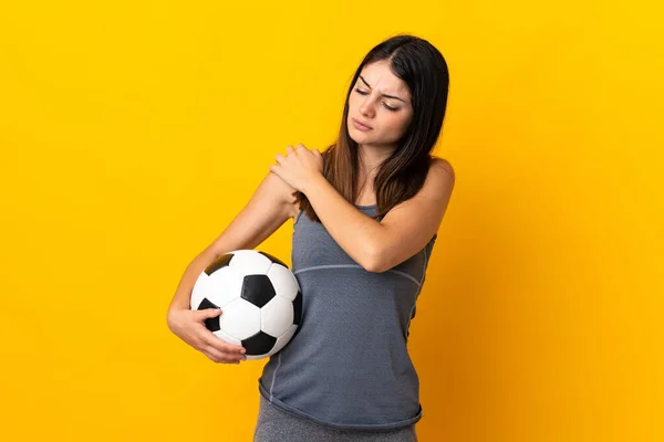 Young Football Player Woman Isolated Yellow Background Suffering Pain Shoulder — Φωτογραφία Αρχείου
