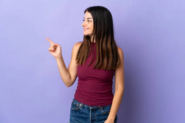 Mujer Joven Caucásica Aislada Sobre Fondo Púrpura Apuntando Con Dedo —  Fotos de Stock