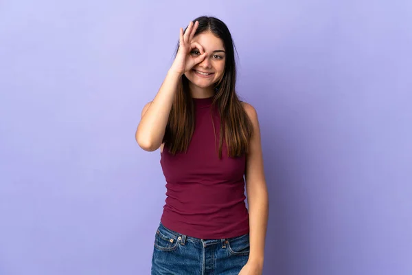 Молодая Кавказская Женщина Изолирована Фиолетовом Фоне Показывая Знак Пальцами — стоковое фото