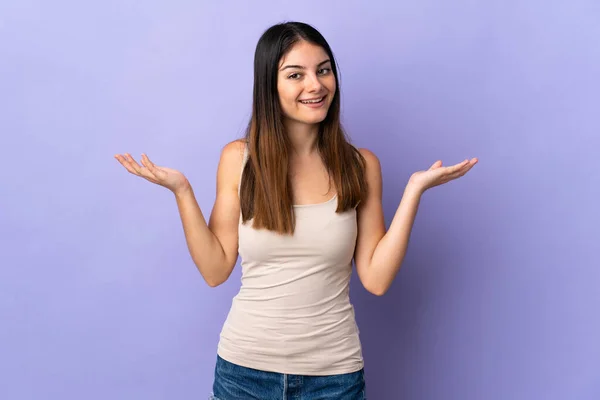 Mujer Joven Caucásica Aislada Sobre Fondo Púrpura Con Expresión Facial — Foto de Stock