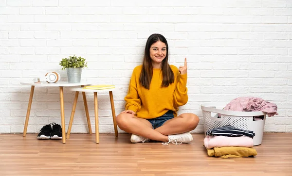 Junge Frau Sitzt Mit Wäschekorb Auf Dem Boden Haus Und — Stockfoto