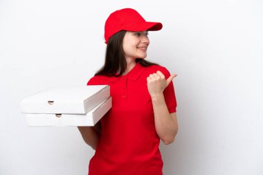 Genç Rus pizza teslimatı beyaz arka planda izole edilmiş pizza kutularını alıyor.