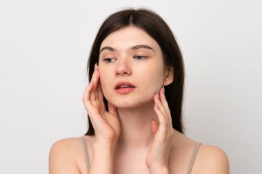 Beyaz arka planda izole edilmiş genç, güzel bir Rus kadın. Portre