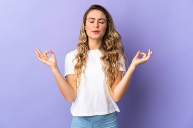 Mor arka planda Zen pozisyonunda izole edilmiş genç Brezilyalı kadın