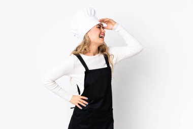 Genç Brezilyalı aşçı kadın beyaz arka planda izole edilmiş, çok gülümsüyor.