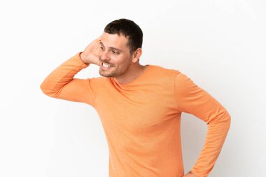 İzole edilmiş beyaz arka plan üzerinde Brezilyalı bir adam. Kulağına elini sürerek bir şey dinliyor.