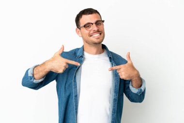 Brezilya 'lı erkek soyutlanmış beyaz arka planda gururlu ve kendini beğenmiş