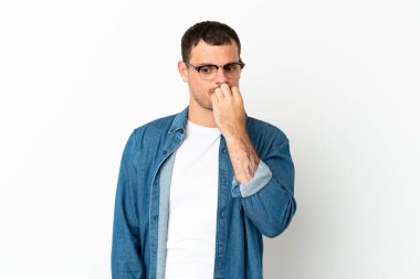 İzole edilmiş beyaz arka planı olan Brezilyalı adamın şüpheleri var