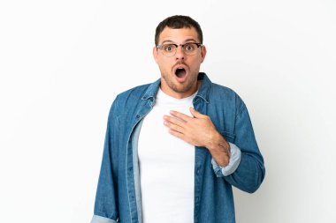 İzole edilmiş beyaz arka plandaki Brezilyalı adam sağa bakarken şaşırdı ve şok oldu.