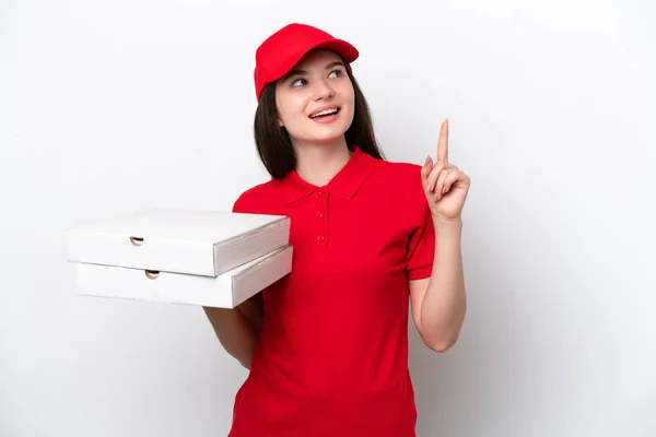 若いロシアのピザの配達白い背景に隔離されたピザボックスを拾う素晴らしいアイデアを指摘 — ストック写真