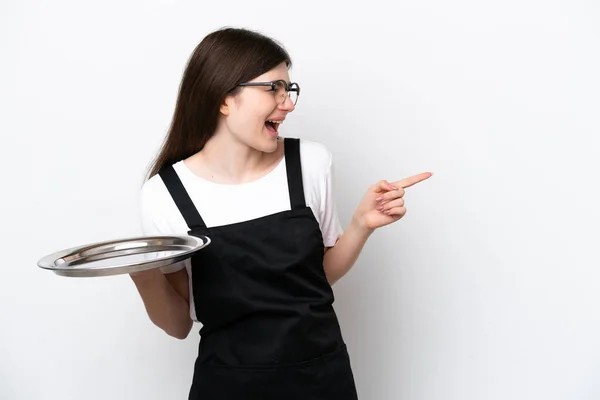 Junge Russische Köchin Mit Tablett Auf Weißem Hintergrund Zeigt Mit — Stockfoto