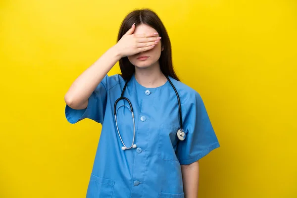 Young Surgeon Doctor Russian Woman Isolated Yellow Background Covering Eyes — Stock fotografie