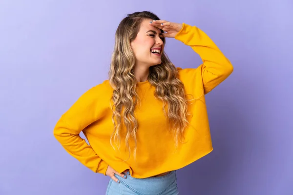 Joven Brasileña Aislada Sobre Fondo Morado Sonriendo Mucho —  Fotos de Stock