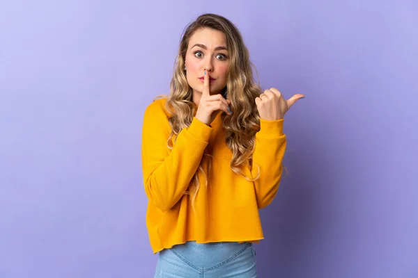 Young Brazilian Woman Isolated Purple Background Pointing Side Doing Silence — Stockfoto