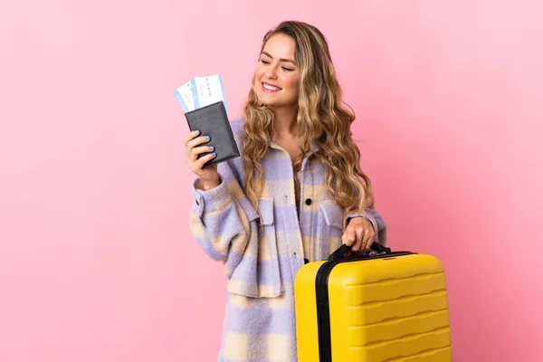 Jovem Brasileira Isolada Fundo Rosa Férias Com Mala Passaporte — Fotografia de Stock