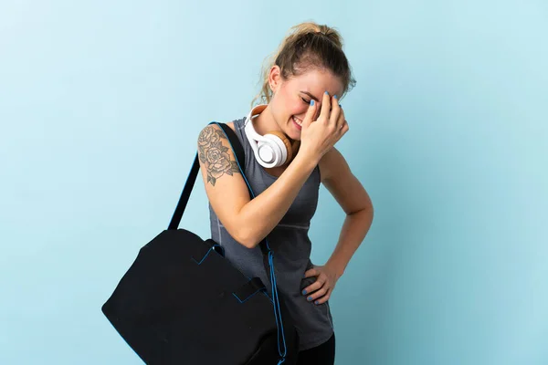 Giovane Donna Sportiva Brasiliana Con Borsa Sportiva Isolata Sfondo Blu — Foto Stock