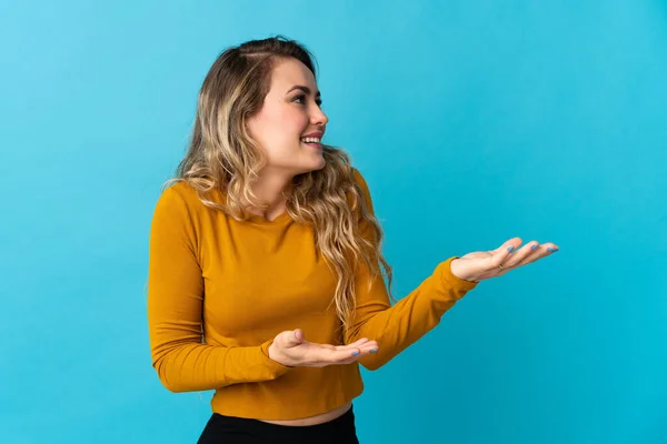 Mujer Brasileña Joven Aislada Sobre Fondo Azul Con Expresión Sorpresa —  Fotos de Stock