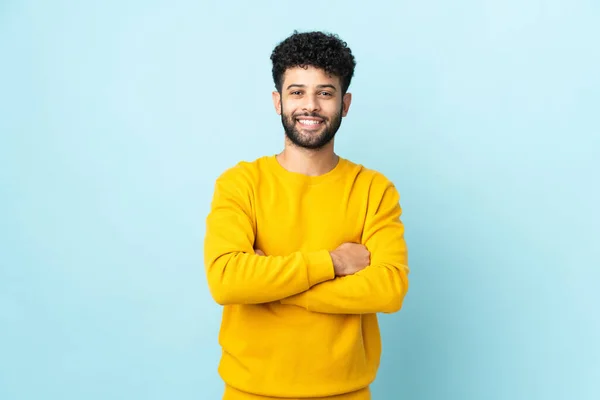 Giovane Marocchino Isolato Sfondo Blu Tenendo Braccia Incrociate Posizione Frontale — Foto Stock