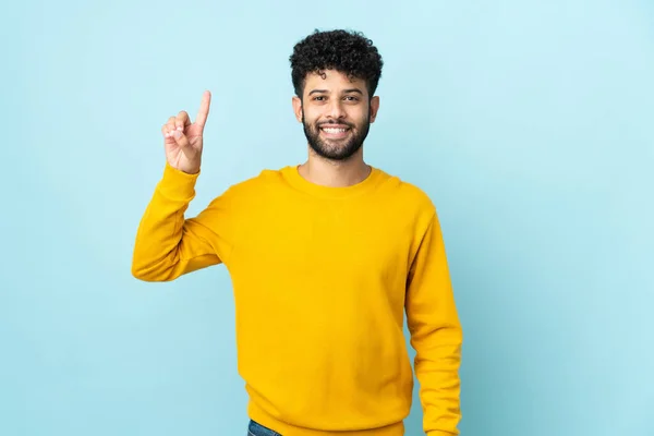 Ung Marockansk Man Isolerad Blå Bakgrund Pekar Upp Bra Idé — Stockfoto