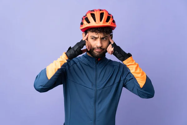 Joven Ciclista Marroquí Aislado Sobre Fondo Púrpura Teniendo Dudas Pensando — Foto de Stock