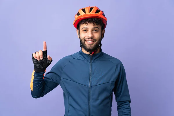 Joven Ciclista Marroquí Aislado Sobre Fondo Púrpura Apuntando Una Gran — Foto de Stock