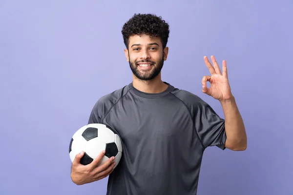 Handsome Moroccan Young Football Player Man Isolated Purple Background Showing — Foto Stock