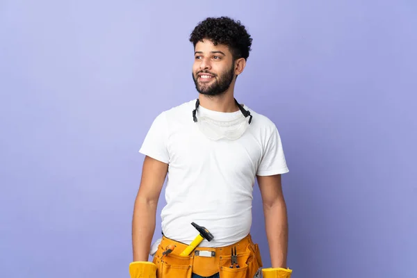 Young Electrician Moroccan Man Isolated Purple Background Thinking Idea While — Φωτογραφία Αρχείου