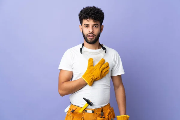 Young Electrician Moroccan Man Isolated Purple Background Surprised Shocked While — Stock Fotó