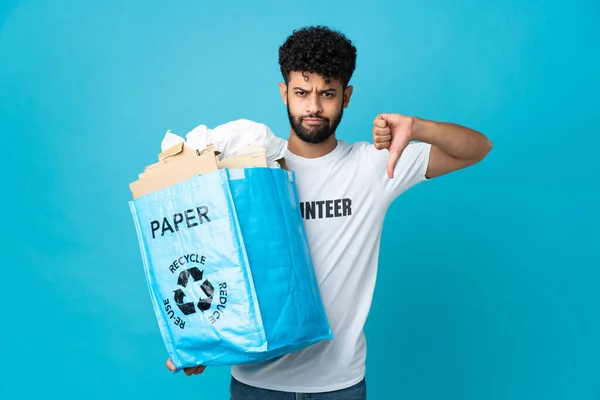 Joven Hombre Marroquí Sosteniendo Una Bolsa Reciclaje Llena Papel Para —  Fotos de Stock