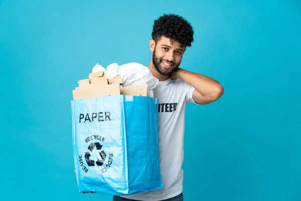 Молодий Марокканець Тримає Паперову Сумку Наповнену Папером Щоб Переробляти Ізольоване — стокове фото