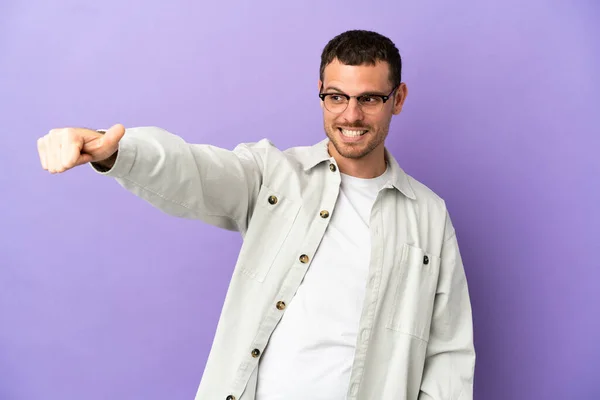 Brasiliansk Man Över Isolerad Lila Bakgrund Ger Tummen Upp Gest — Stockfoto