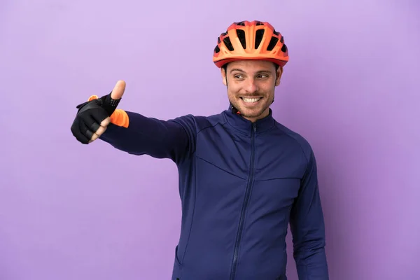 Joven Ciclista Brasileño Aislado Sobre Fondo Púrpura Dando Gesto Hacia —  Fotos de Stock