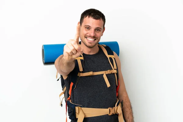 ブラジルの登山家男とともに大きなバックパック上の隔離された白い背景ショーと持ち上げる指 — ストック写真