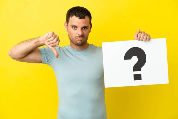 Brazilian Man Isolated Purple Background Holding Placard Question Mark Symbol — 图库照片
