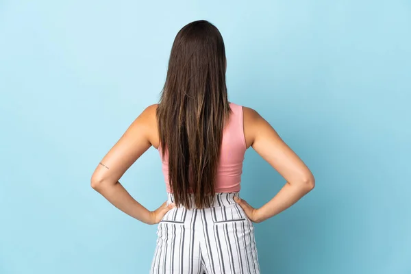 Junge Brasilianerin Isoliert Auf Blauem Hintergrund Rückenlage — Stockfoto