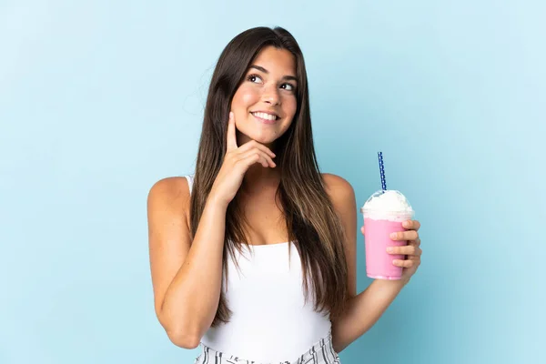Young Brazilian Woman Strawberry Milkshake Isolated Blue Background Thinking Idea — Stock Photo, Image