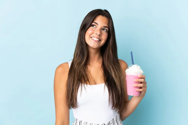 Young Brazilian Woman Strawberry Milkshake Isolated Blue Background Thinking Idea — Stock Photo, Image