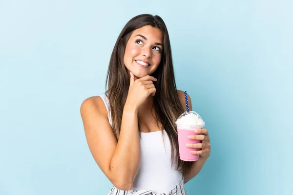 Young Brazilian Woman Strawberry Milkshake Isolated Blue Background Looking While — Stockfoto