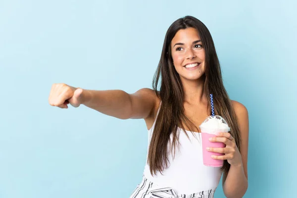 Ung Brasiliansk Kvinna Med Jordgubbsmjölkshake Isolerad Blå Bakgrund Ger Tummen — Stockfoto