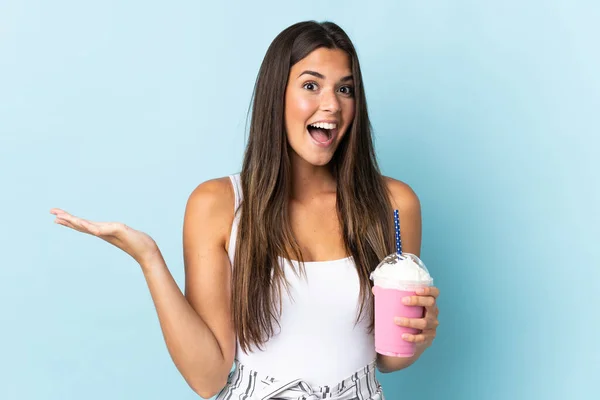 Young Brazilian Woman Strawberry Milkshake Isolated Blue Background Shocked Facial — 스톡 사진