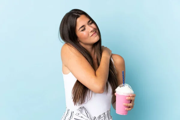 Young Brazilian Woman Strawberry Milkshake Isolated Blue Background Suffering Pain — ストック写真